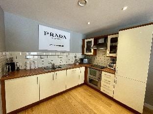 Stunning 2-bed Town Centre Apartment - Hosted by Hutch Lifestyle Apartment in Royal Leamington Spa
