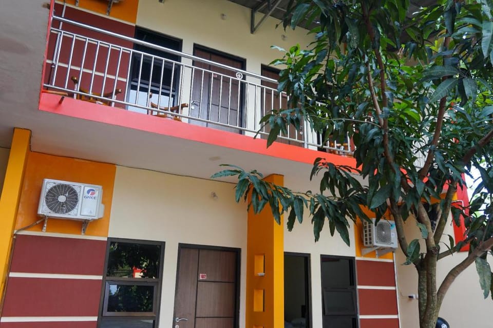 RedDoorz near Stasiun Kroya Hotel in Indonesia