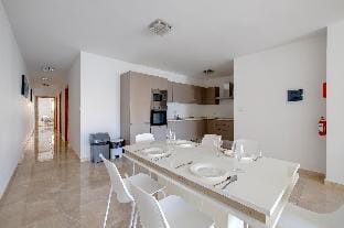 St Georges Bay Oasis, Steps from the Beach Apartment in Saint Julians