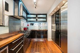 The "Red Room Apartment" - Fitzrovia -Frankie Says Apartment in London Borough of Islington