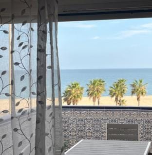 Entire house - 2 Bedroom Apartment Front Line Of The Beach Apartment in Roquetas de Mar