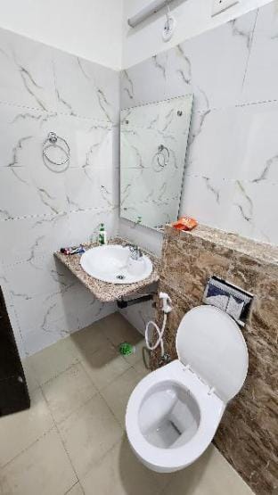 Clean and Cozy Family Home stay in 2 BHK flat Apartment in Uttar Pradesh