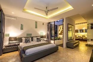 Stunning 5 Bedroom Villa - Central Seminyak Villa in North Kuta
