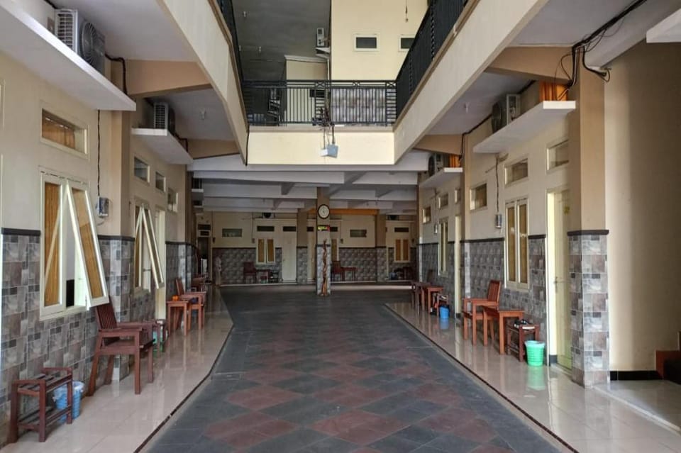 OYO Life 92785 Wisma Trubus  Syariah Hotel in East Java