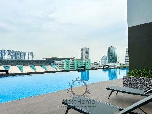 Neon-Funky Suite | 6 pax | 5 mins walk to CIQ Vacation rental in Johor Bahru
