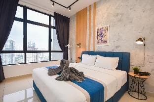 Neon-Funky Suite | 6 pax | 5 mins walk to CIQ Vacation rental in Johor Bahru