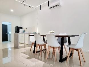 H+M Residence near Setia City Convention Vacation rental in Selangor, Malaysia
