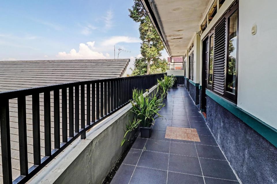 Capital O 92705 Lea Residence Dago Syariah Hotel in Bandung
