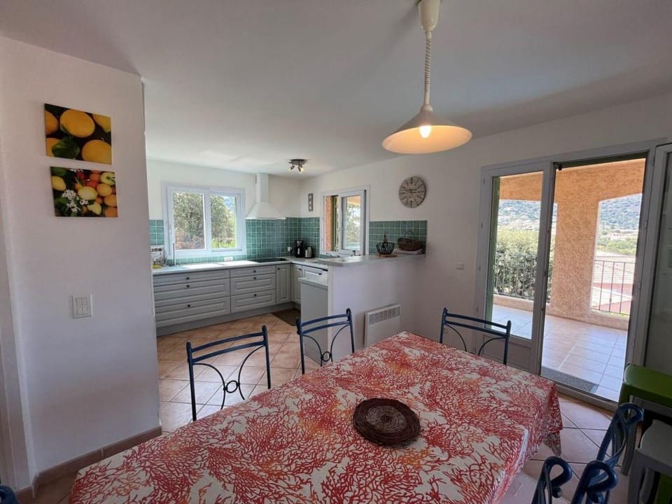 Superb villa with sea view and private pool Villa in Monticello
