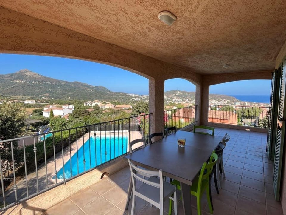 Superb villa with sea view and private pool Villa in Monticello