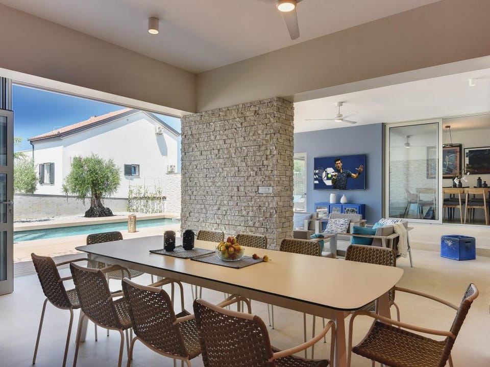 Modern villa with sea view and private pool Villa in Varoš