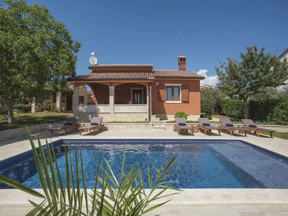 Villa in Peroj with Private Pool & Near Beach Villa in Peroj