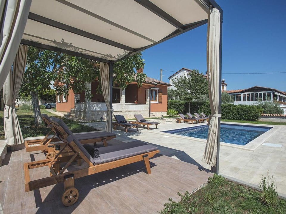 Villa in Peroj with Private Pool & Near Beach Villa in Peroj