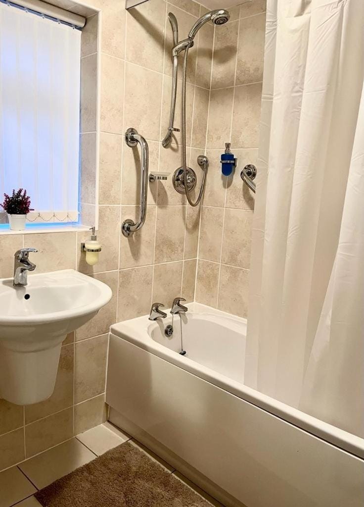 Spacious 3 Bedroom House - Sleeps 5 Apartment in England