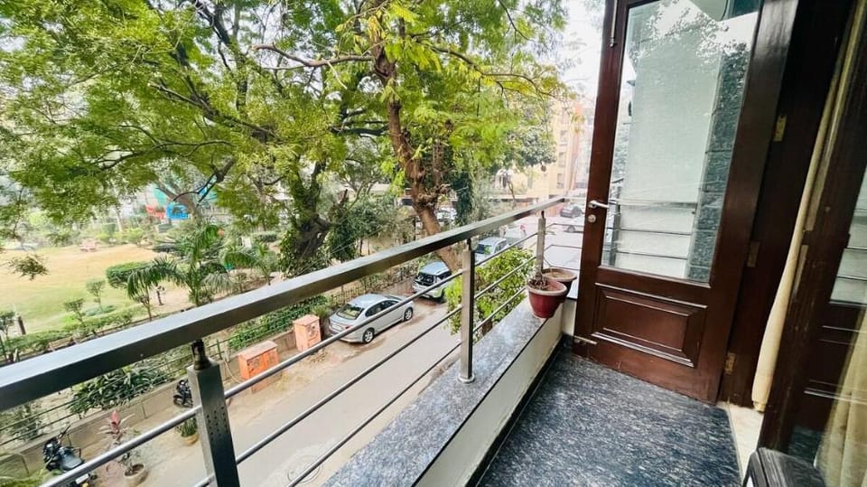 BluO Park Facing 3BHK -Lift, Balcony, Parking Apartment in New Delhi