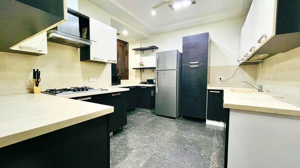 BluO Park Facing 3BHK -Lift, Balcony, Parking Apartment in New Delhi