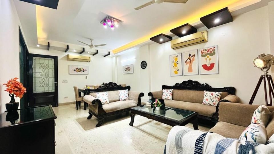 BluO Park Facing 3BHK -Lift, Balcony, Parking Apartment in New Delhi