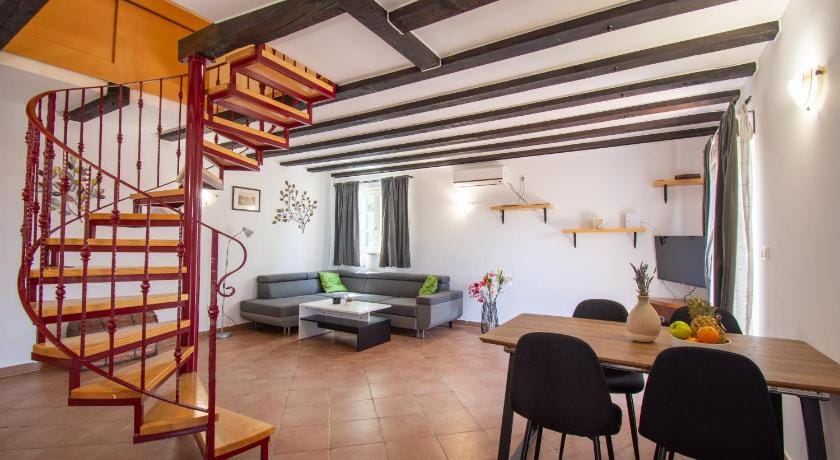 Villa Madunic with private swimming pool Hotel in Split-Dalmatia County