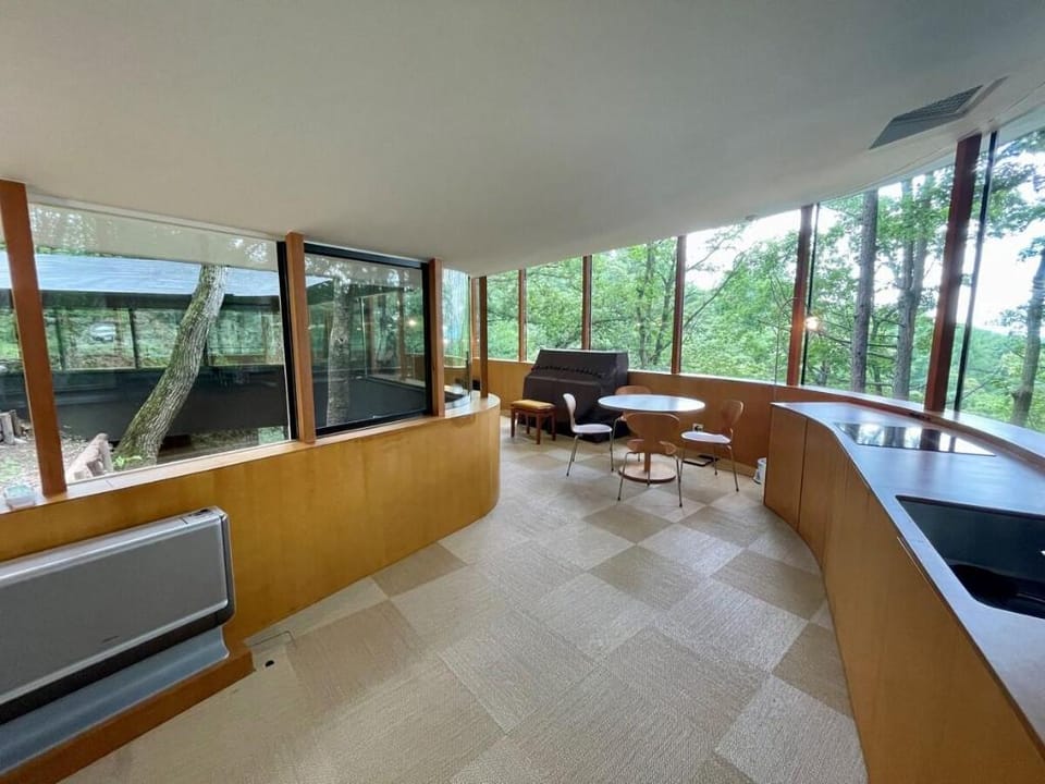 Karuizawa House A unique design house protruding from the slope, utilizing the terrain as it is Vacation rental in Karuizawa