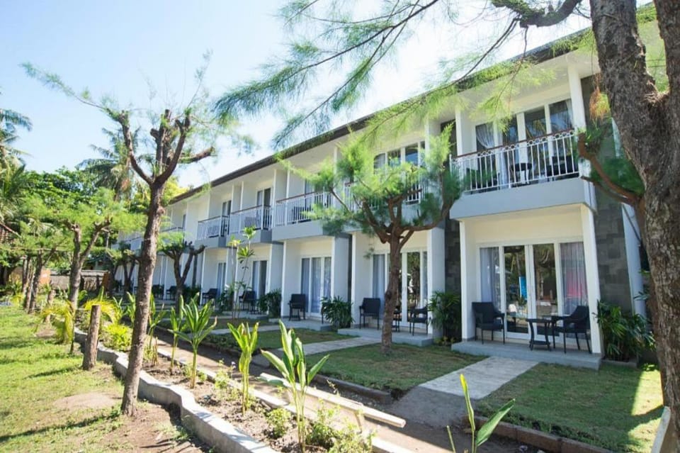Romantic 1 BR Superior Modern Beach Front Y025 Villa in Pemenang