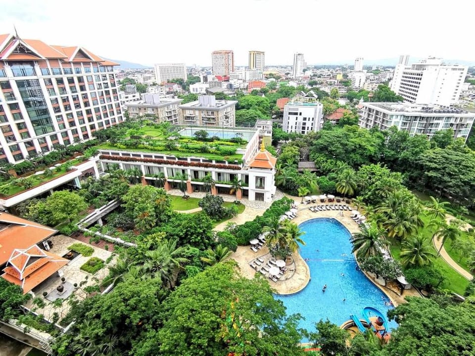 a27Astra condo 豪华公寓 古城 塔佩门，无边际游池两室整套房子 Apartment in Chiang Mai