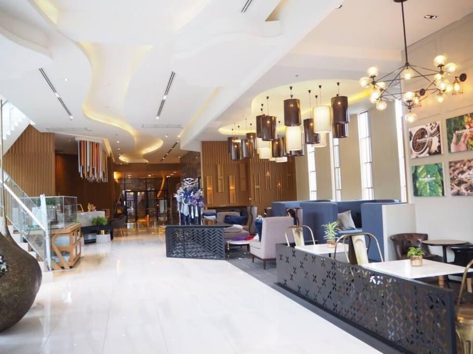 a27Astra condo 豪华公寓 古城 塔佩门，无边际游池两室整套房子 Apartment in Chiang Mai