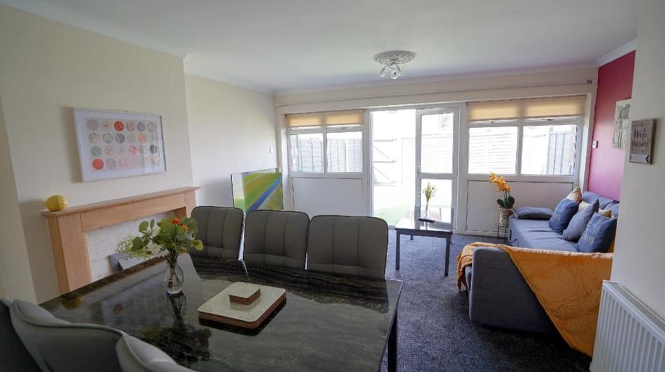 E2M Stays Heathrow Beautiful House Free Parking Vacation rental in London Borough of Hounslow