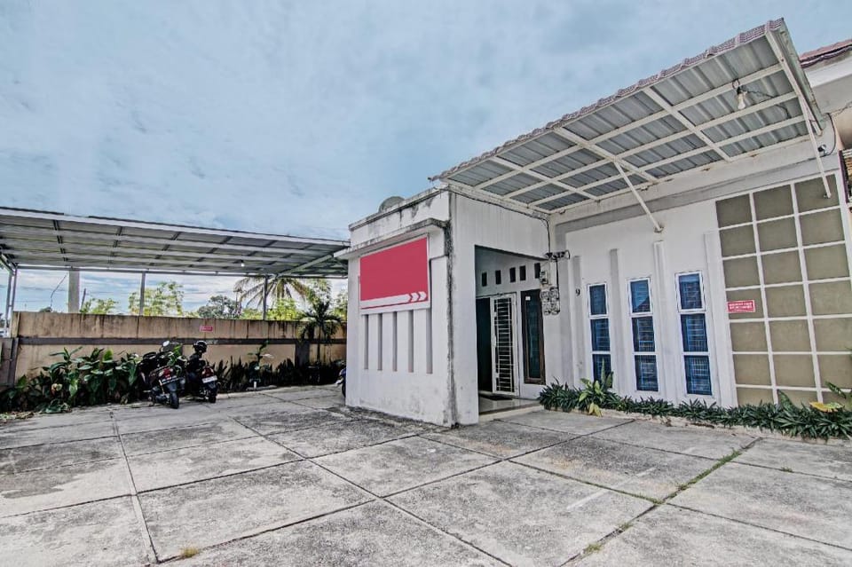Hotel O Penginapan Puti SyariahNearBandara Sultan Syarif Kasim II Hotel in West Sumatra, Indonesia