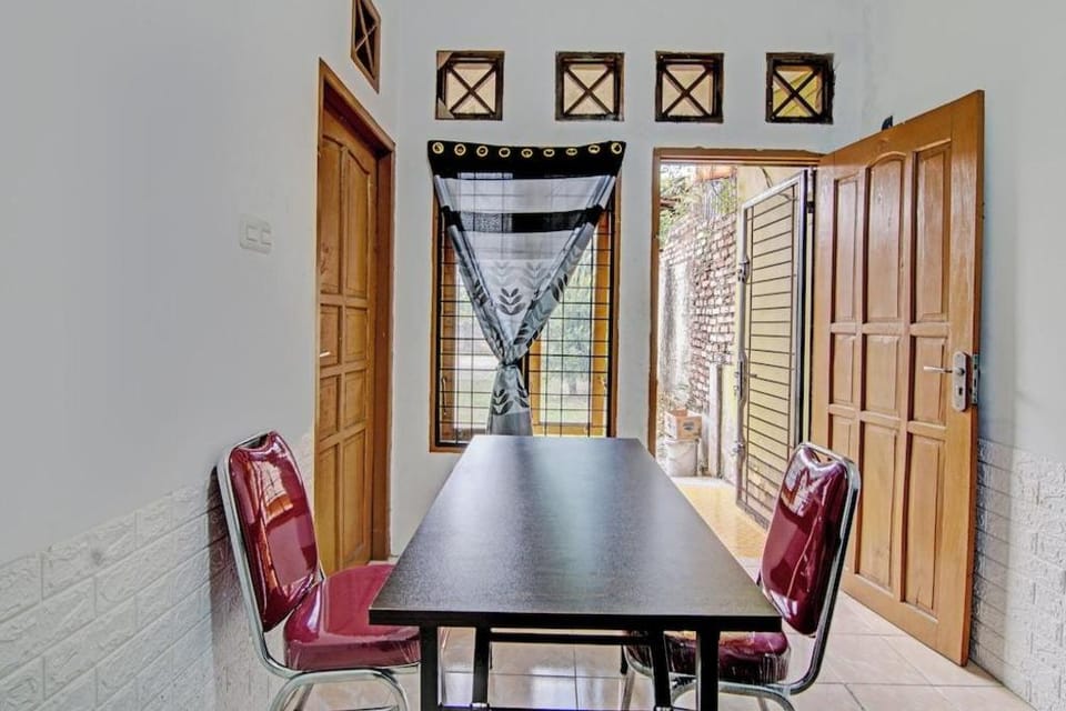 Hotel O Penginapan Puti SyariahNearBandara Sultan Syarif Kasim II Hotel in West Sumatra, Indonesia