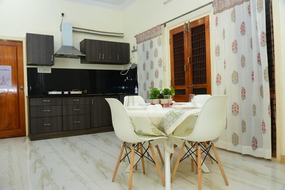 Achyuta Room for Rent by Raatree in Gokulam Vacation rental in Mysuru