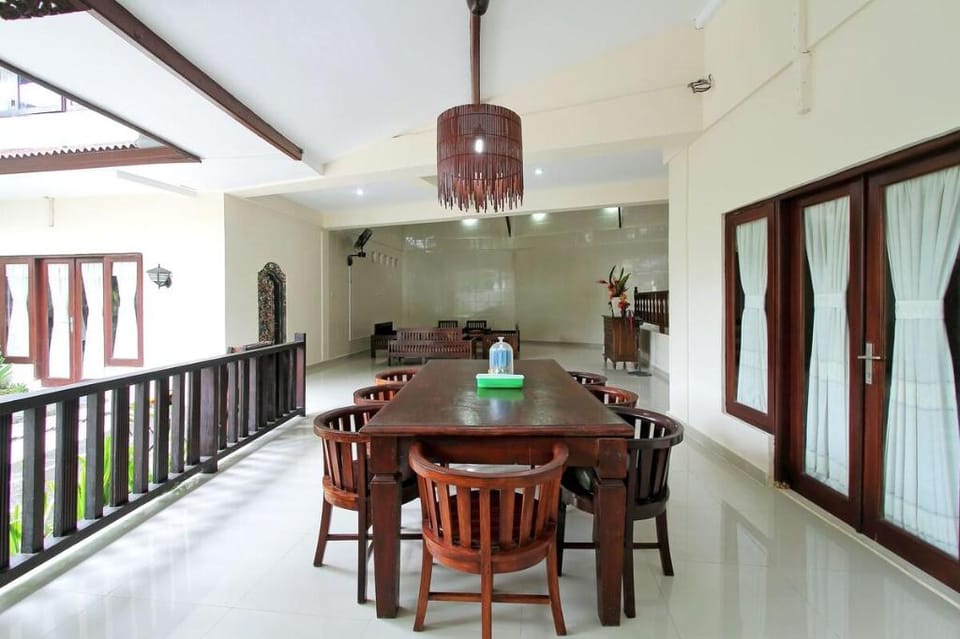 Villa 4 BR Central Seminyak 10 mins to Beach Villa in Kuta
