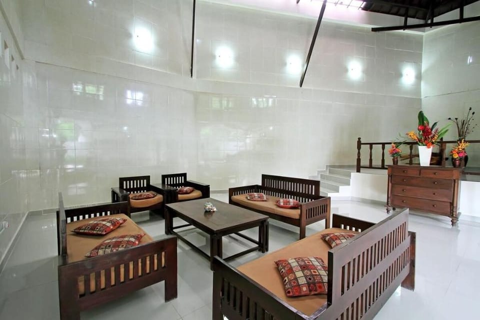Villa 4 BR Central Seminyak 10 mins to Beach Villa in Kuta
