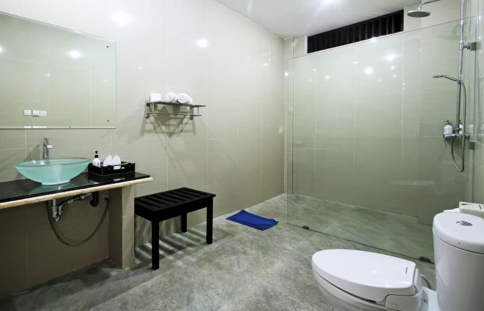 Villa 4 BR Central Seminyak 10 mins to Beach Villa in Kuta