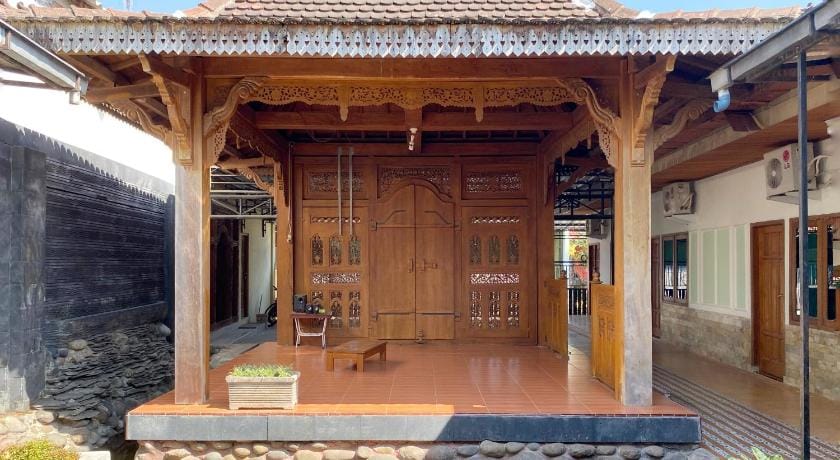 Adipura Guesthouse Syariah Mitra RedDoorz near Terminal Nganjuk Hotel in East Java