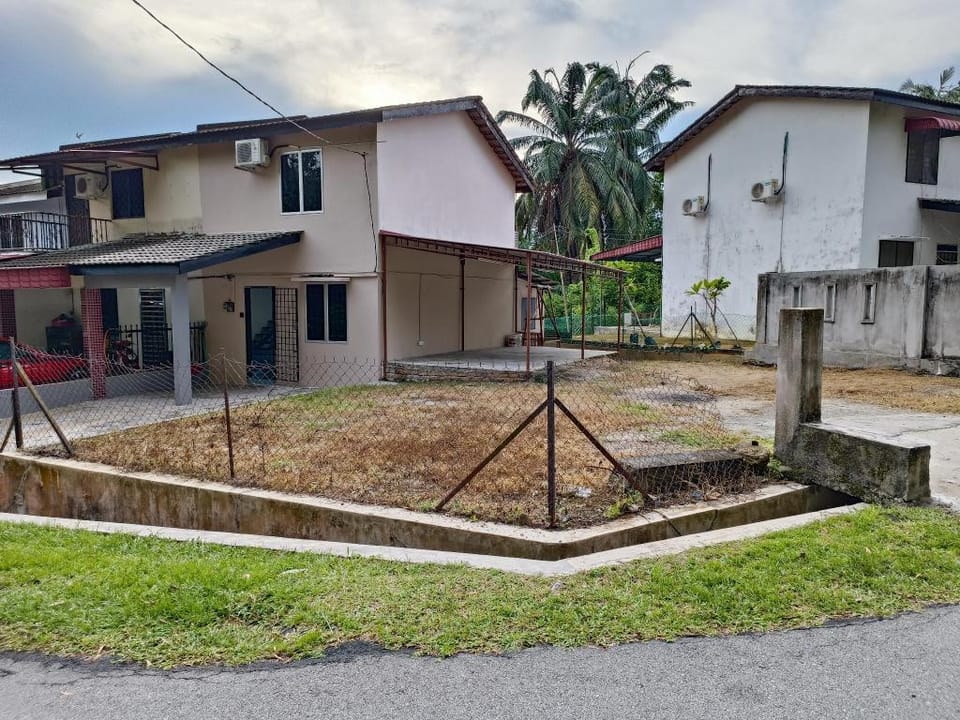 Lumut Homestay, Corner Lot  Vacation rental in Perak