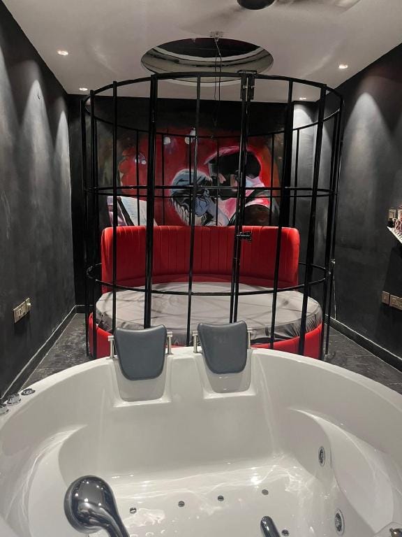 Red 50 Shades | BR w/ Jacuzzi, Cinema, Kitchenette Apartment in Delhi