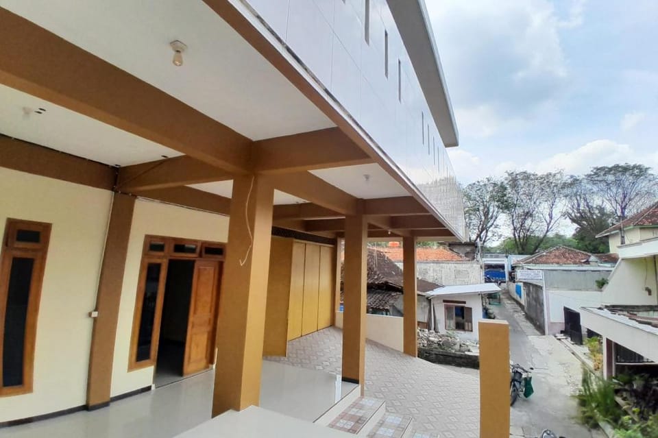 OYO Life 92812 Galih Kostel 2 Syariah Hotel in East Java