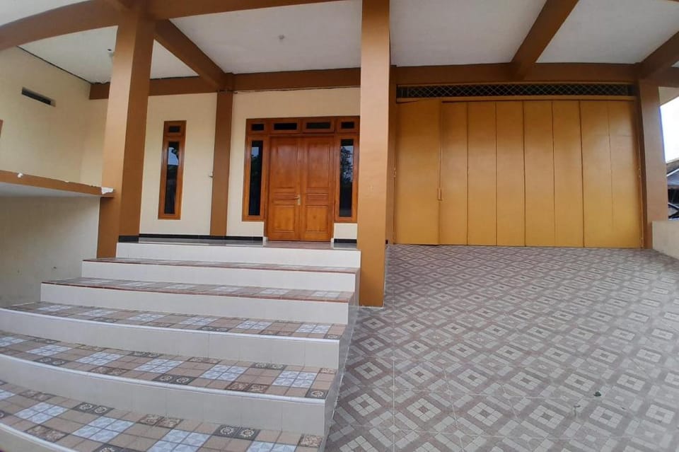 OYO Life 92812 Galih Kostel 2 Syariah Hotel in East Java