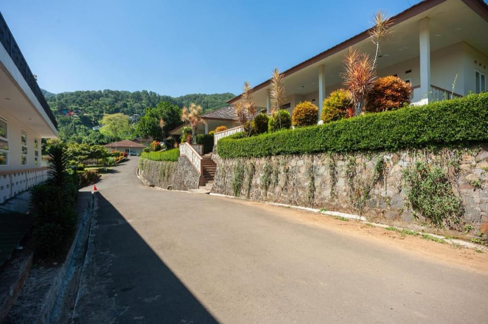 Urbanview Resort Adang Zecky Cisarua Puncak by RedDoorz Hotel in Cisarua