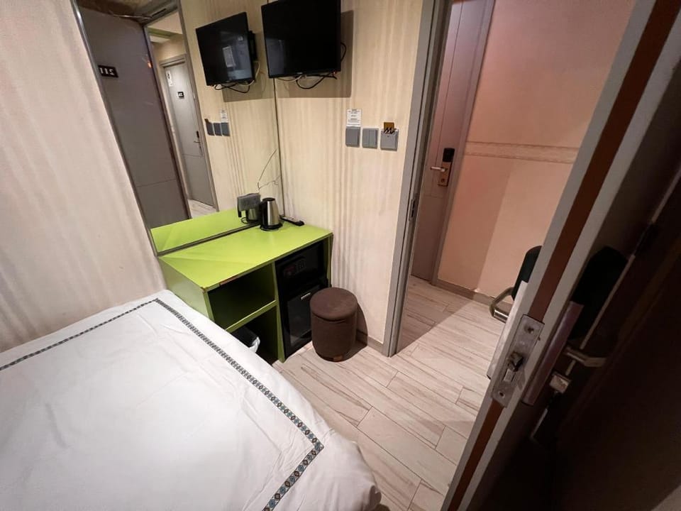 Room with Large Bed in Jordan Building, Tsim Sha Tsui & Jordan Station Vacation rental in Hong Kong