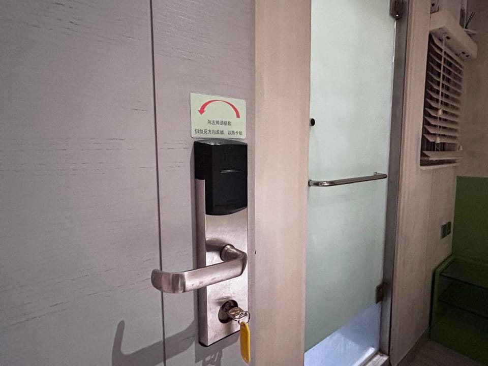 Room with Large Bed in Jordan Building, Tsim Sha Tsui & Jordan Station Vacation rental in Hong Kong