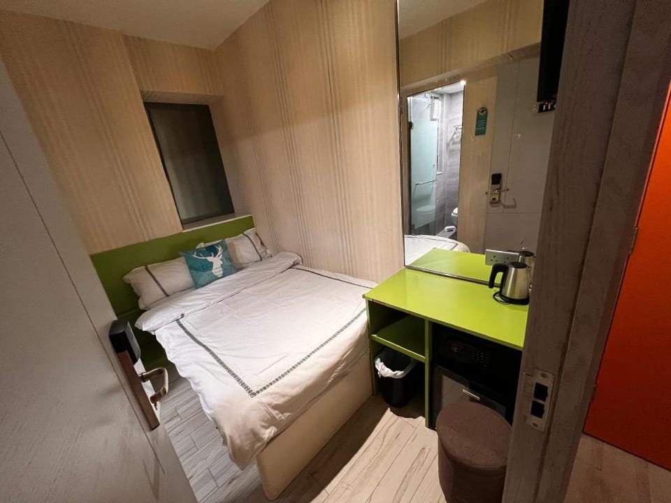 Room with Large Bed in Jordan Building, Tsim Sha Tsui & Jordan Station Vacation rental in Hong Kong