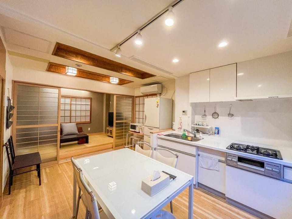 H池袋商圈/大户型/精装复式/四室一厅/100㎡/近地铁站/新宿银座上野涉谷直达/最大10人 Vacation rental in Japan