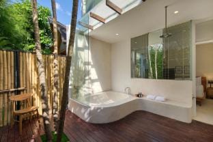 Huge Villa/ 7 BEDR Pool Villa/ Near Beach & Clubs Villa in North Kuta