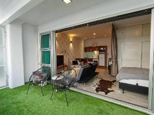 Viaduct apartment with a balcony! Apartment in Auckland