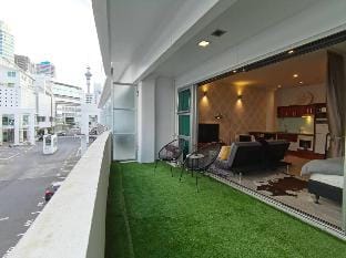 Viaduct apartment with a balcony! Apartment in Auckland