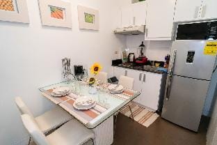 A2J Executive 1BR Suite Near Venice Mall BGC Apartment in Makati
