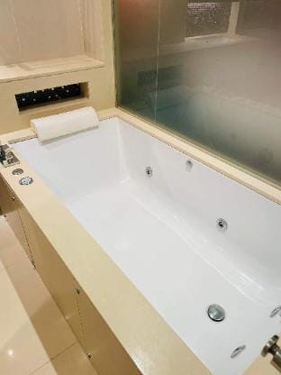 Luxury 1BR 300m BTS PhromPhong, EmQ Empo EmSphere Apartment in Bangkok