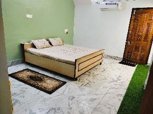 The Yellow House, luxury AC stay Vacation rental in India