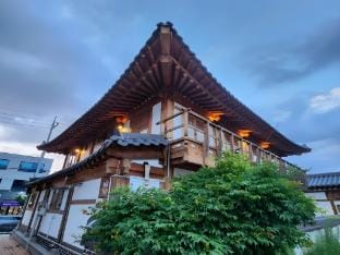 Iga Hanok-Awarded Architectural Culture Award Bed and Breakfast in South Korea
